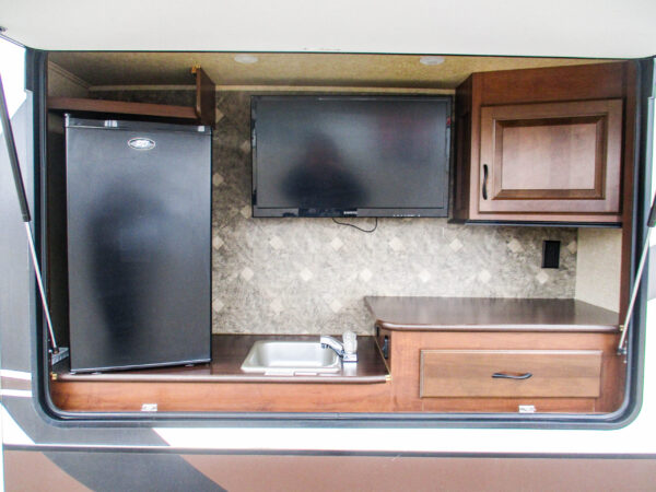 REDUCED - Sleep 4 in 3 Slide, 42’ Fifth Wheel for $134 wk - Image 4