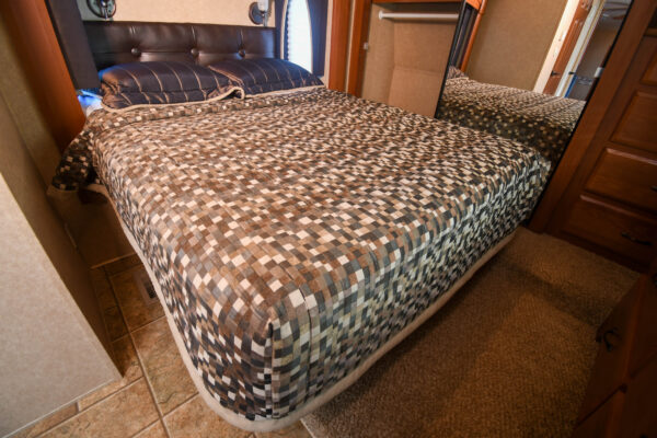 Hit the Road with a Spacious Bunk Model 5th - $76/wk - Image 18