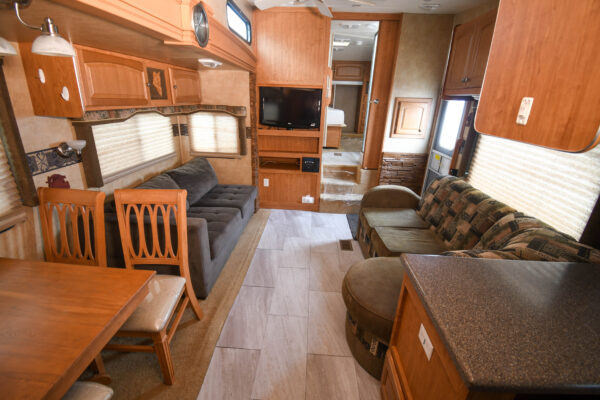 Simple, Elegant, Spacious, & Easy-to-Tow 5th - $76/wk - Image 12