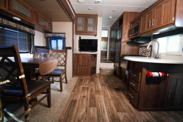 Open-Concept Fifth Wheel with Ample Storage - $65/wk - Image 12