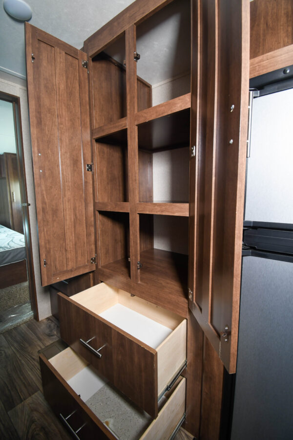 Open-Concept Fifth Wheel with Ample Storage - $65/wk - Image 16