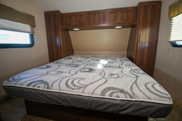 Open-Concept Fifth Wheel with Ample Storage - $65/wk - Image 17