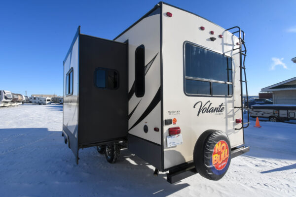 Open-Concept Fifth Wheel with Ample Storage - $65/wk - Image 4