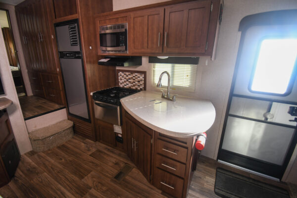 Open-Concept Fifth Wheel with Ample Storage - $65/wk - Image 7