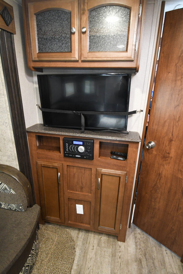 Lightweight & Spacious Couples' Trailer - $76/wk - Image 13