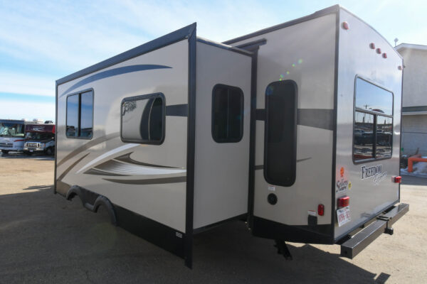 Lightweight & Spacious Couples' Trailer - $76/wk - Image 4