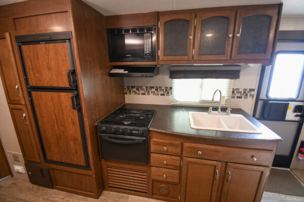 Lightweight & Spacious Couples' Trailer - $76/wk - Image 6