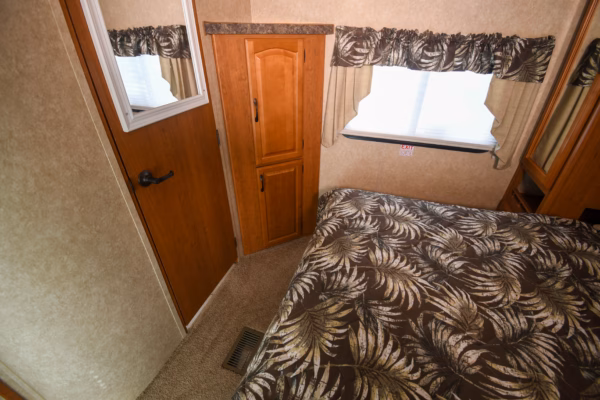 Easy-to-Tow, Cozy, & Spacious Couples' w/ Ample Storage - $57/wk - Image 19
