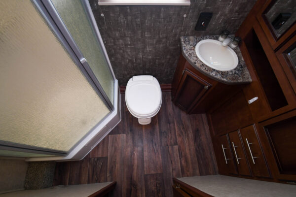 Compact, Spacious, & Easy-to-Tow Couples' - $66/wk - Image 12
