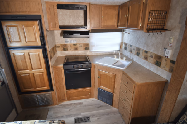 Lightweight & Cozy Couples' Trailer w/ Lots of Storage - $43/wk - Image 8