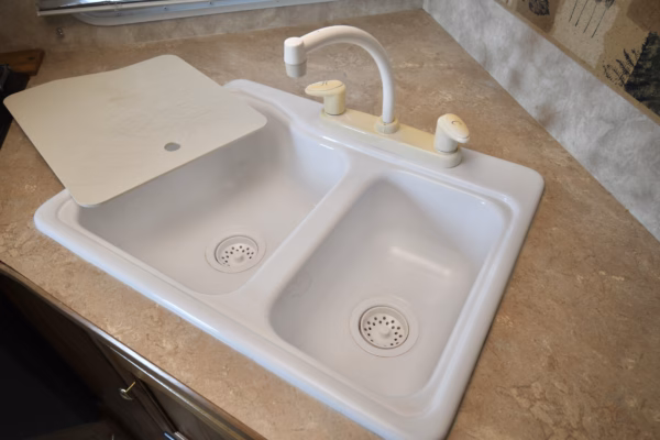 Lightweight & Cozy Couples' Trailer w/ Lots of Storage - $43/wk - Image 9