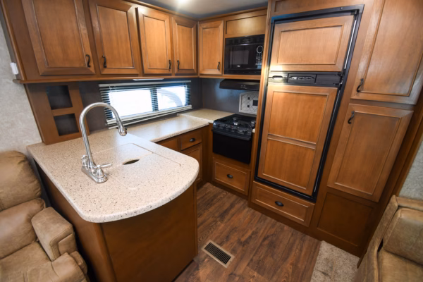 Spacious & Stylish Couples' w/ Camp Kitchen - $100/wk - Image 8