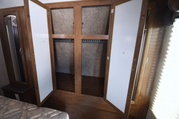 Cozy 2-Slide Couples' w/ Lots of Storage - $90/wk - Image 15