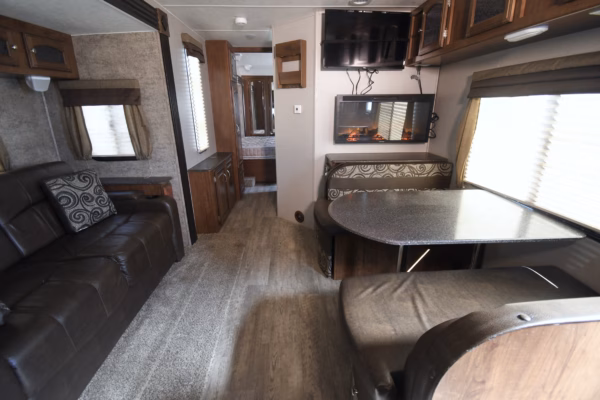 Cozy 2-Slide Couples' w/ Lots of Storage - $90/wk - Image 5