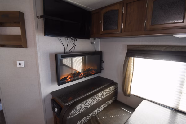 Cozy 2-Slide Couples' w/ Lots of Storage - $90/wk - Image 8