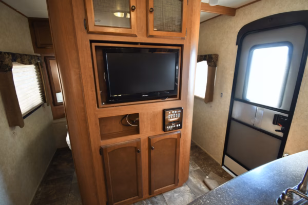 Spacious Bunkhouse Trailer w/ Camp Kitchen - $93/wk - Image 28