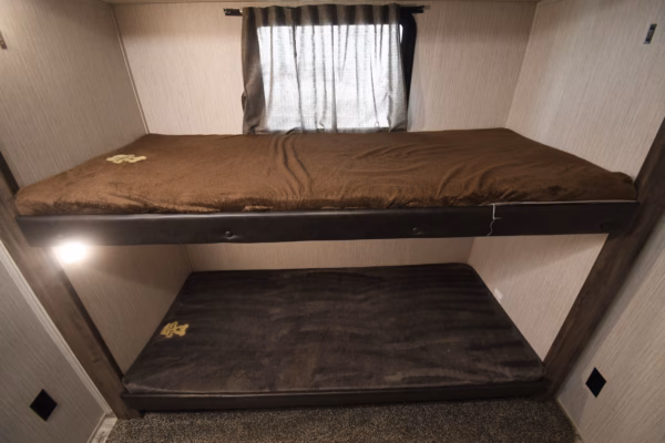 Luxury Bunkhouse Fifth w/ Camp Kitchen & Island - $175/wk - Image 25