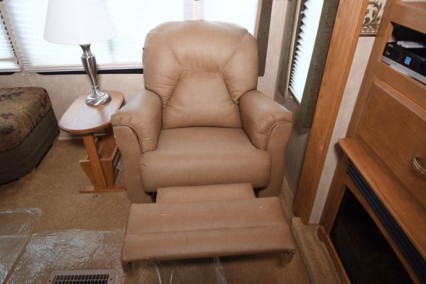 Spacious, Fully Functional Fifth w/ Kitchen Peninsula - $101/wk - Image 16