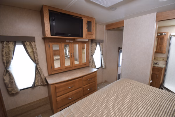 Spacious, Fully Functional Fifth w/ Kitchen Peninsula - $101/wk - Image 23