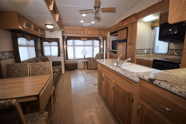 Spacious, Fully Functional Fifth w/ Kitchen Peninsula - $101/wk - Image 5