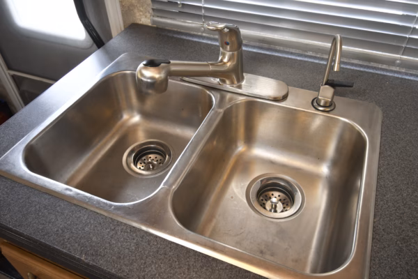 Spacious 'Oldie' Class A w/ Lots of Storage for Serious Roadies - $167/wk - Image 10