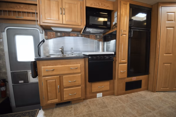 Spacious 'Oldie' Class A w/ Lots of Storage for Serious Roadies - $167/wk - Image 9