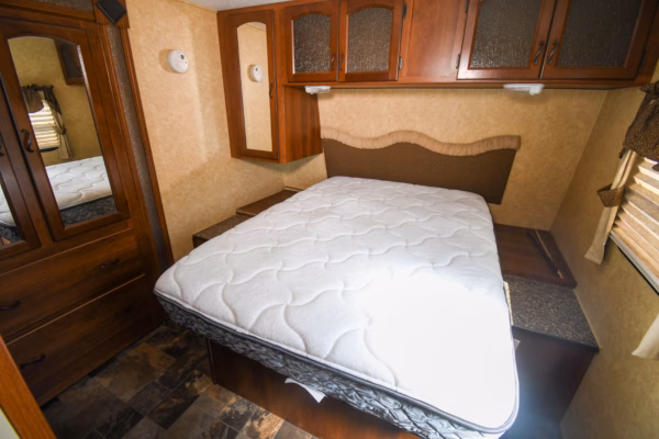 Cozy, Spacious Couples' w/ Tons of Storage - $76/wk - Image 13