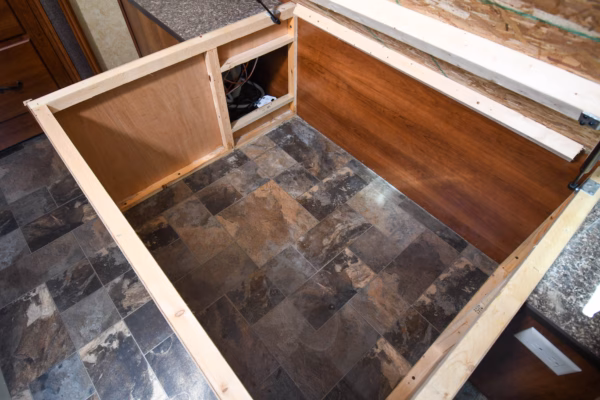 Cozy, Spacious Couples' w/ Tons of Storage - $76/wk - Image 14