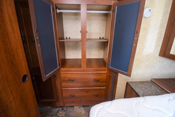 Cozy, Spacious Couples' w/ Tons of Storage - $76/wk - Image 16