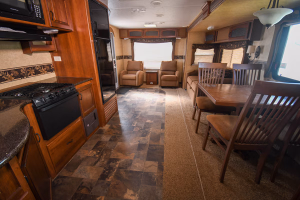 Cozy, Spacious Couples' w/ Tons of Storage - $76/wk - Image 18