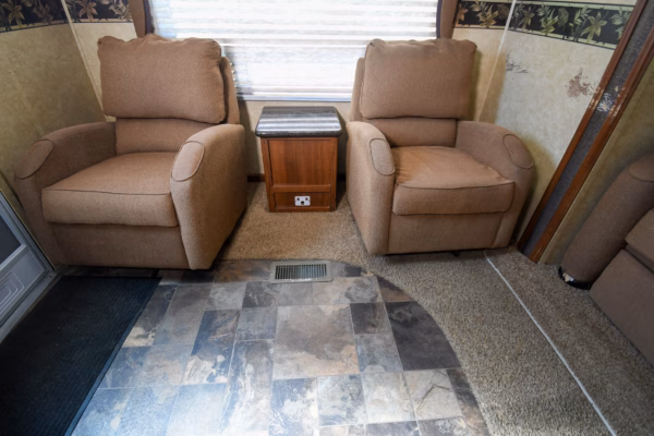 Cozy, Spacious Couples' w/ Tons of Storage - $76/wk - Image 22
