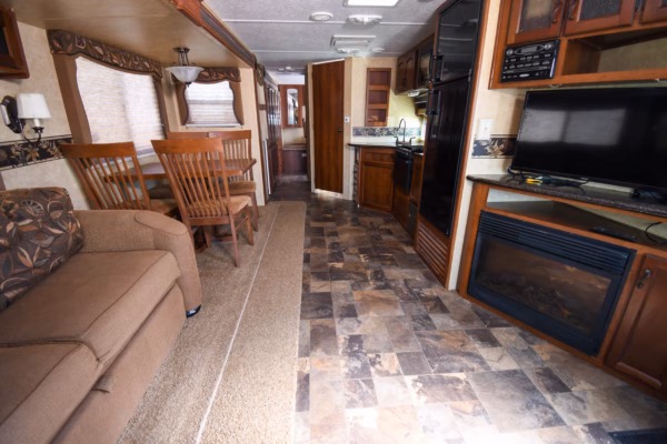 Cozy, Spacious Couples' w/ Tons of Storage - $76/wk - Image 5
