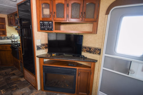 Cozy, Spacious Couples' w/ Tons of Storage - $76/wk - Image 6