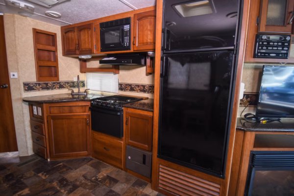 Cozy, Spacious Couples' w/ Tons of Storage - $76/wk - Image 7