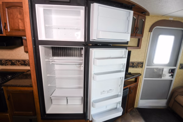 Cozy, Spacious Couples' w/ Tons of Storage - $76/wk - Image 10