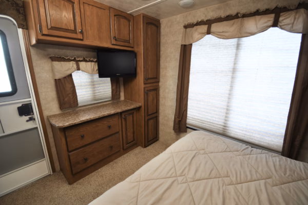 Spacious & Cozy Trailer w/ Storage & Bunks - $76/wk - Image 19