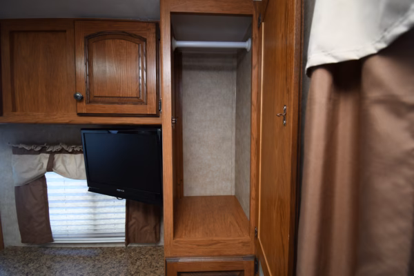Spacious & Cozy Trailer w/ Storage & Bunks - $76/wk - Image 20