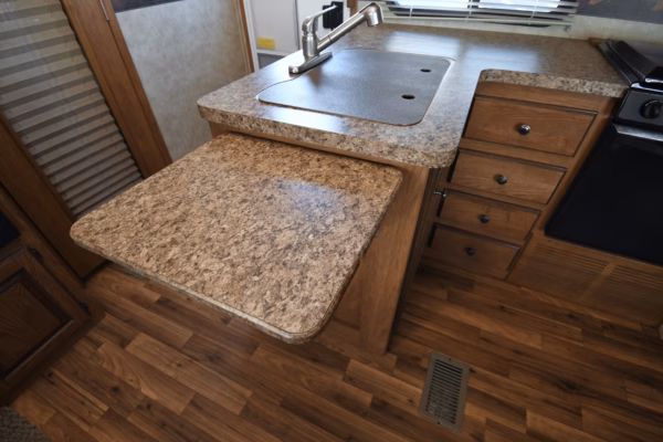 Spacious & Cozy Trailer w/ Storage & Bunks - $76/wk - Image 9