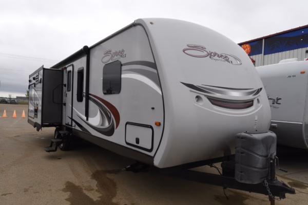 Spacious Luxury Couples' w/ Camp Kitchen - $94/wk