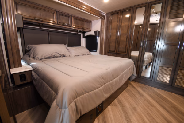 Sleek & Luxurious Low KM Class A - $358/wk - Image 16