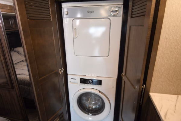 Sleek & Luxurious Low KM Class A - $358/wk - Image 17