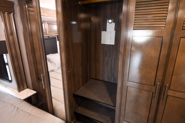 Sleek & Luxurious Low KM Class A - $358/wk - Image 18