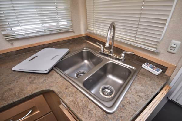 Spacious 1-Slide Truck Camper for the Outdoorsy Type - $71/wk - Image 10