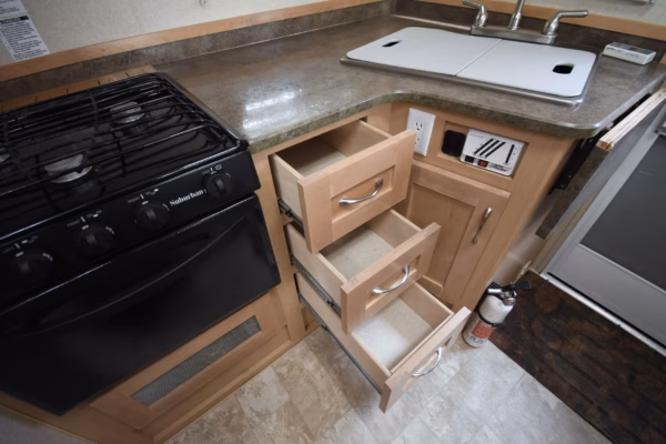 Spacious 1-Slide Truck Camper for the Outdoorsy Type - $71/wk - Image 11