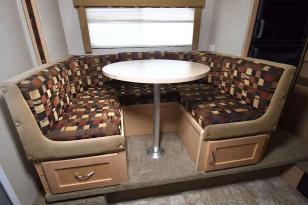 Spacious 1-Slide Truck Camper for the Outdoorsy Type - $71/wk - Image 12