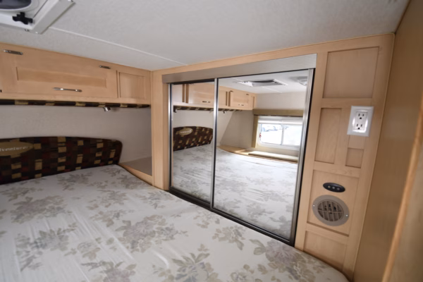 Spacious 1-Slide Truck Camper for the Outdoorsy Type - $71/wk - Image 18