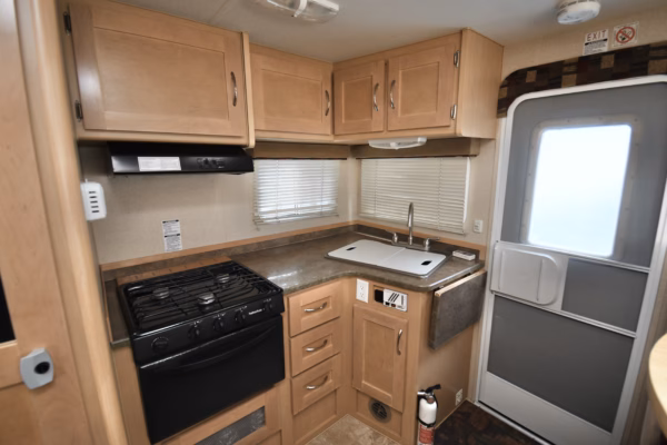 Spacious 1-Slide Truck Camper for the Outdoorsy Type - $71/wk - Image 7