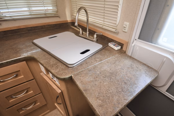 Spacious 1-Slide Truck Camper for the Outdoorsy Type - $71/wk - Image 8