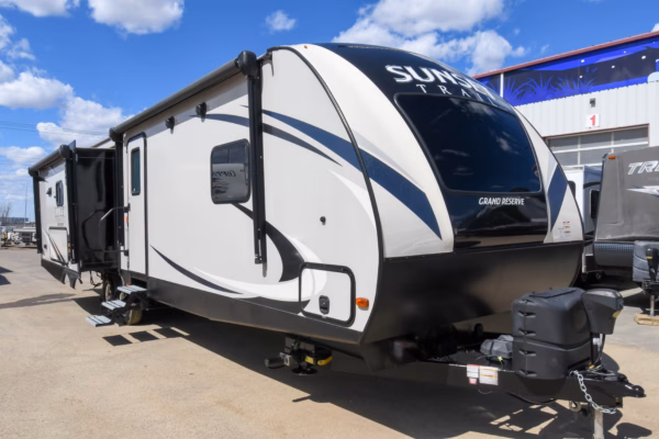 Spacious Couples' w/ Camp Kitchen - $129/wk