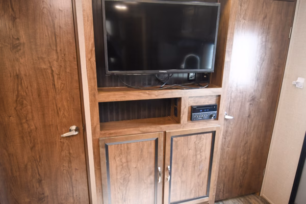 Elegant, Spacious Family Trailer w/ Bunks - $92/wk - Image 19